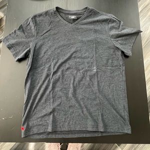 mens Untuckit v neck t shirt size large